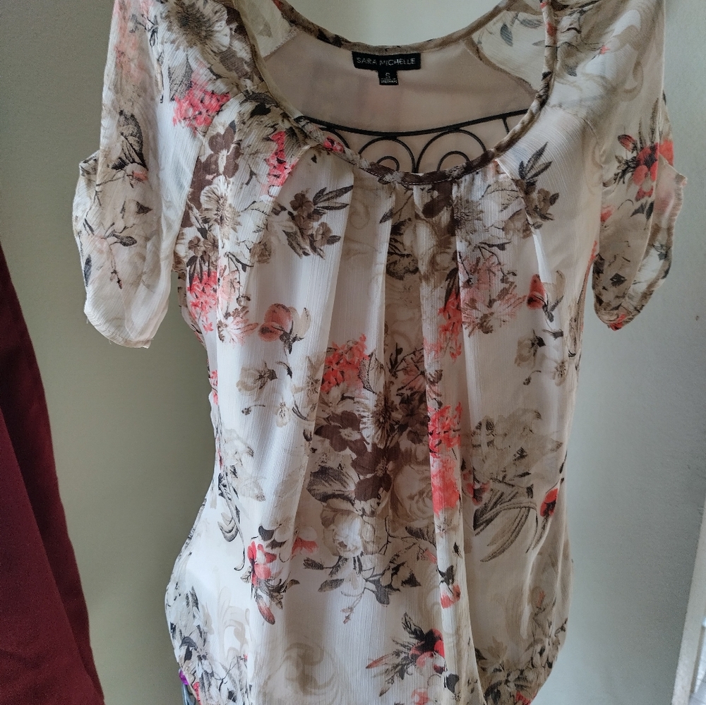 Sara Michelle floral blouse. Size small.